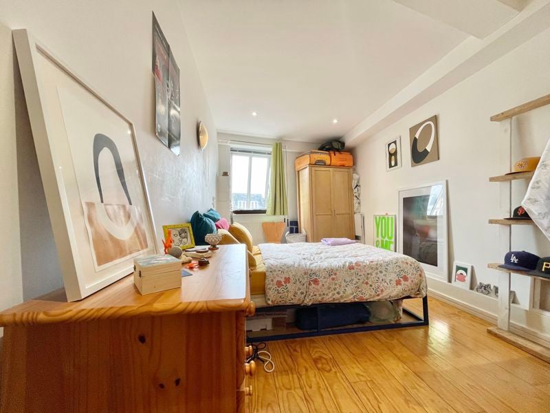 Flat Tooley Street in Greater London