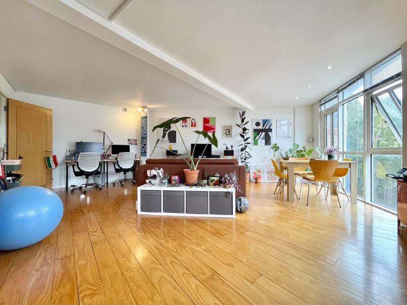 Flat Tooley Street in Greater London