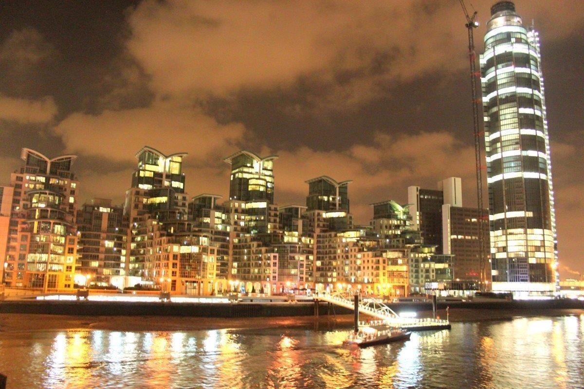 Flat Nine Elms Lane in Greater London