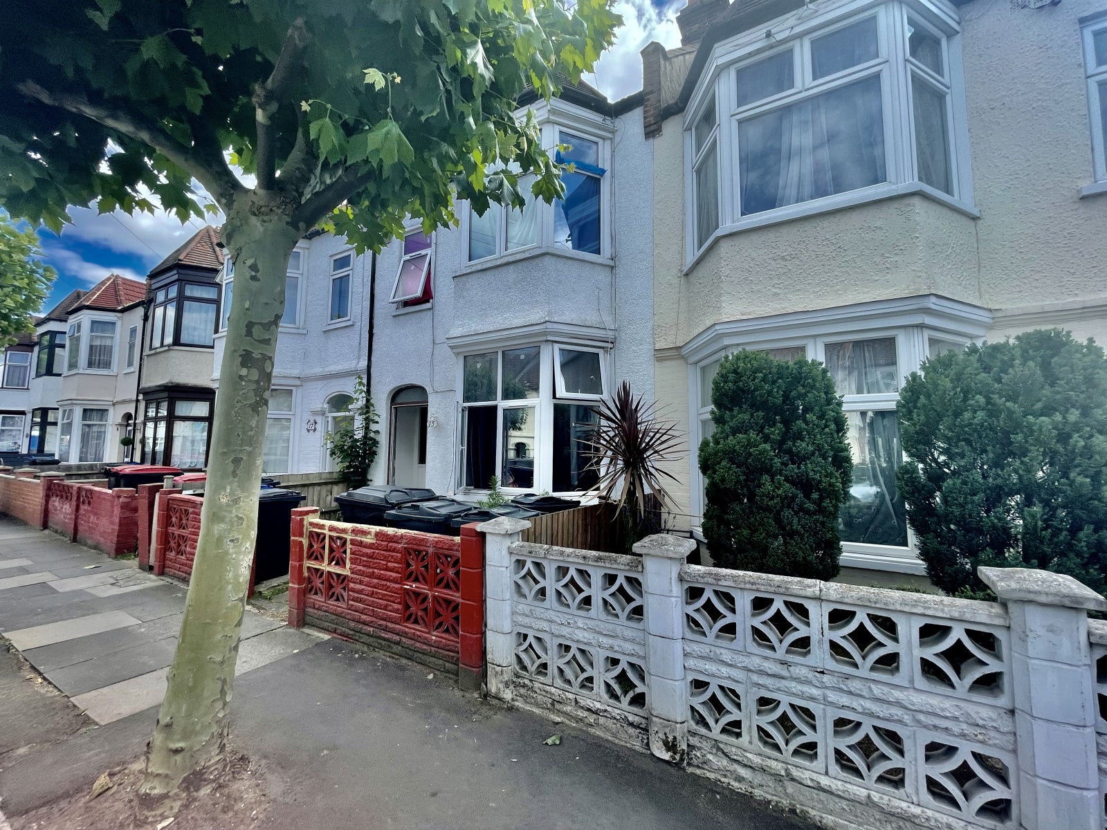 Flat Caithness Road in Greater London