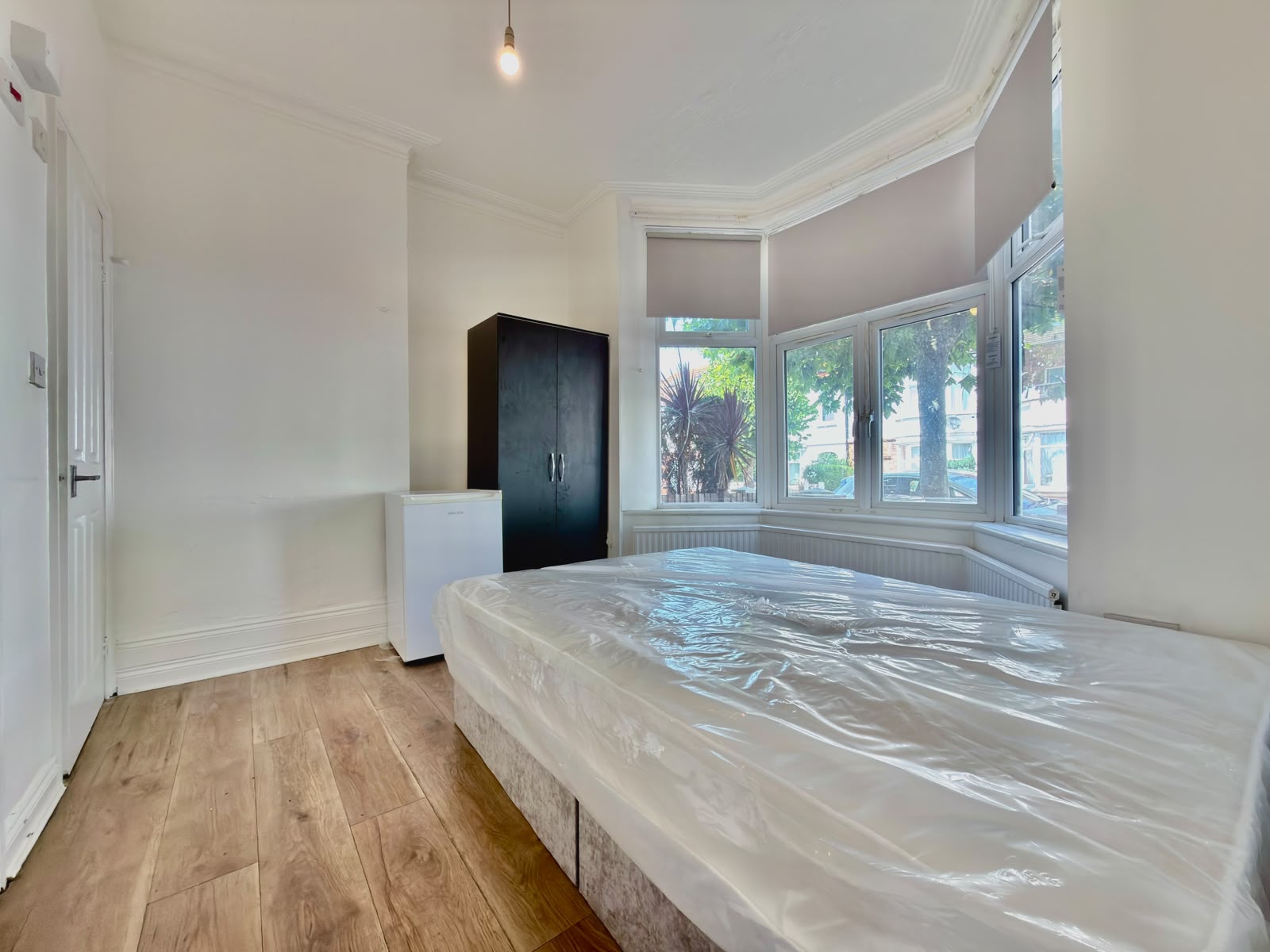 Flat Caithness Road in Greater London