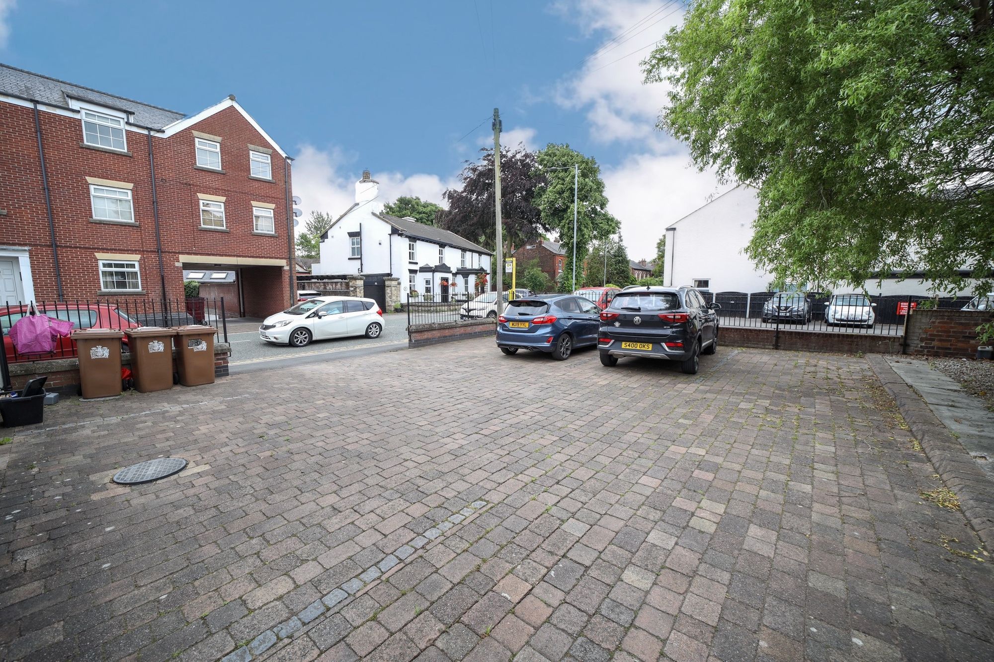 Flat High Street in Newton-le-Willows