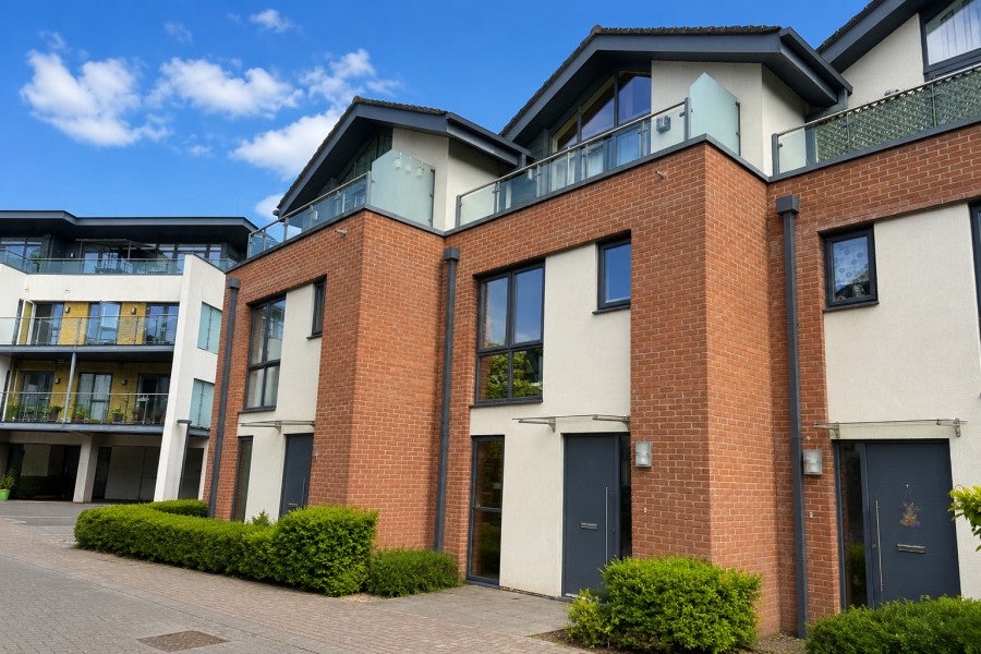 House Sycamore Avenue in Woking