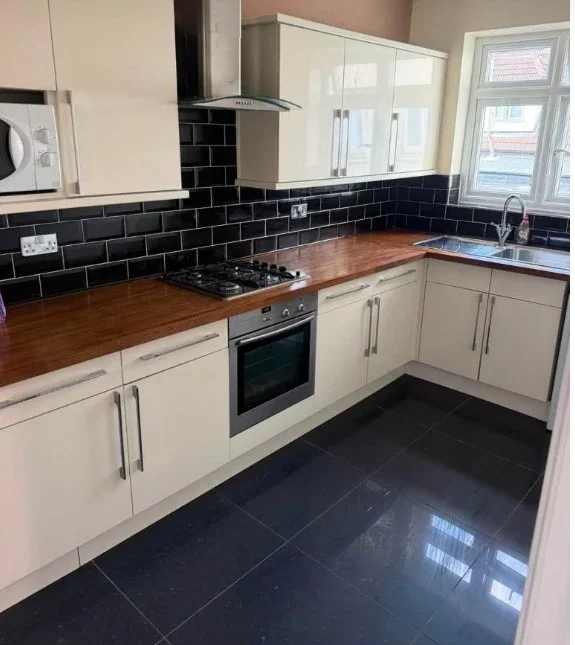Flat Hornchurch Road in Greater London