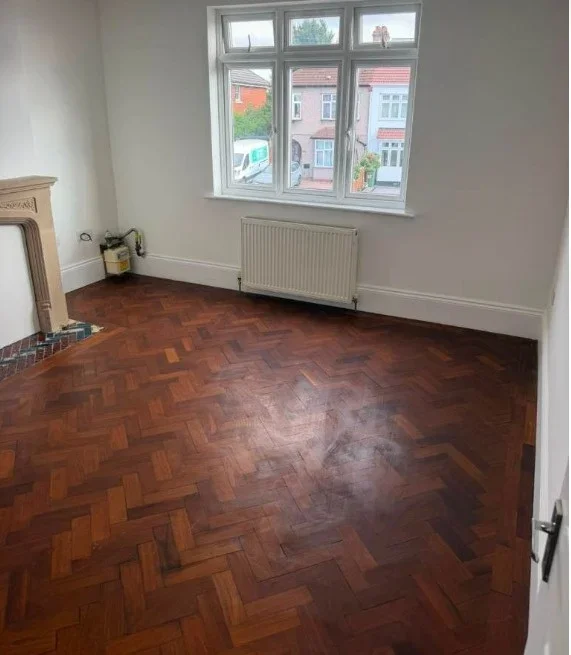 Flat Hornchurch Road in Greater London