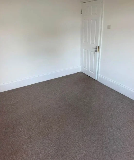 Flat Hornchurch Road in Greater London