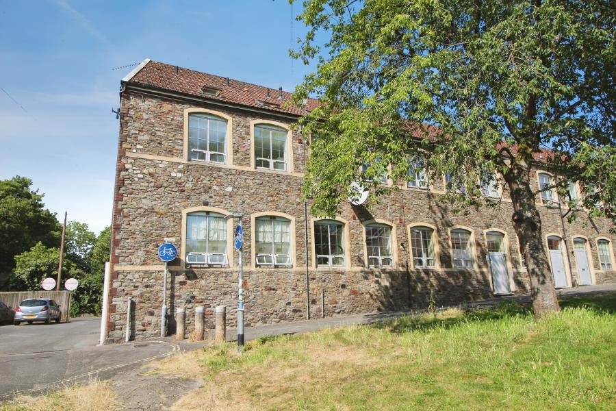 Flat Hudd's Vale Road in Bristol
