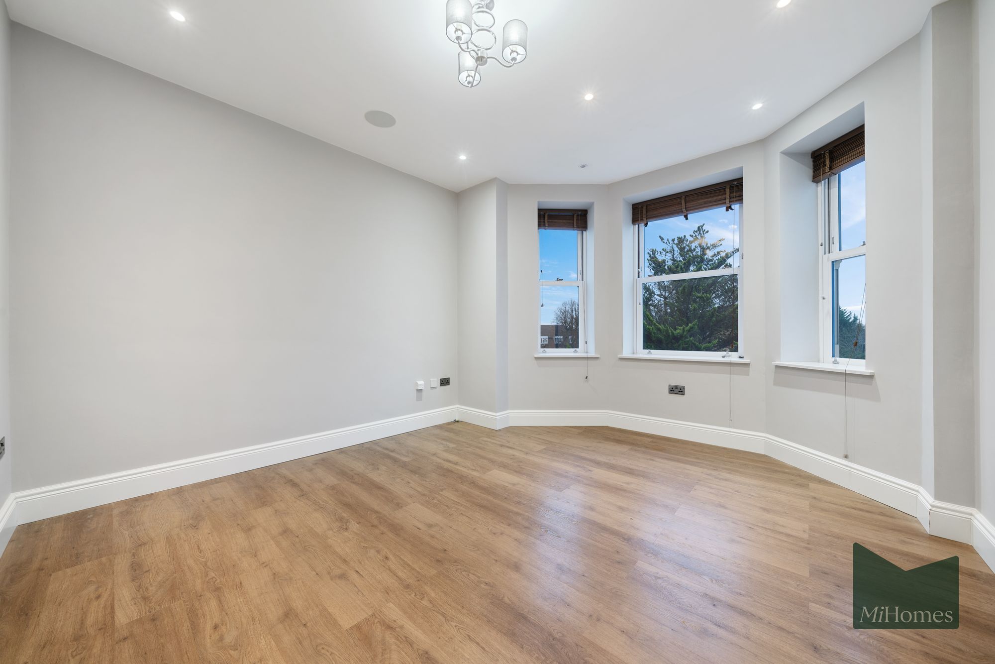 House Rowantree Road in Greater London