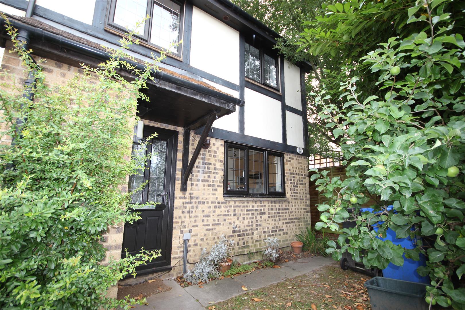 House Throgmorton Road in Hart