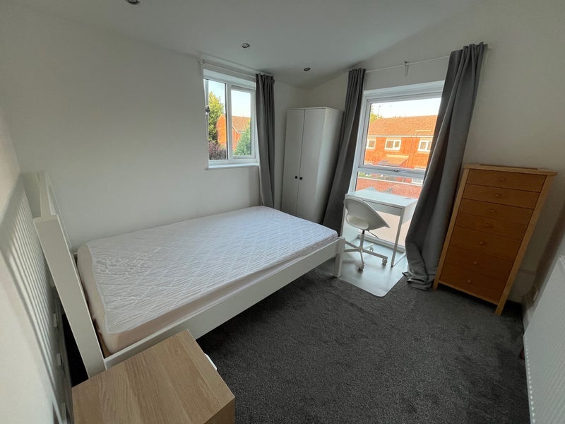Room Tudor Road in Bristol