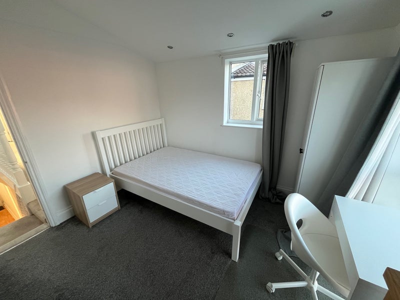 Room Tudor Road in Bristol