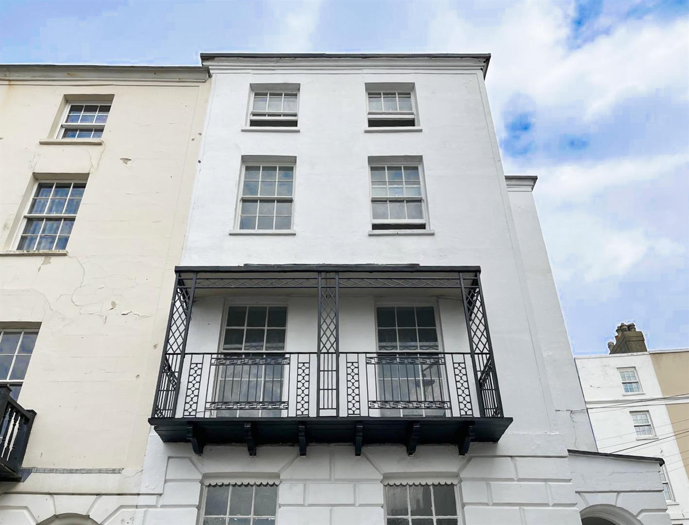 Flat Wellington Square in St Leonards