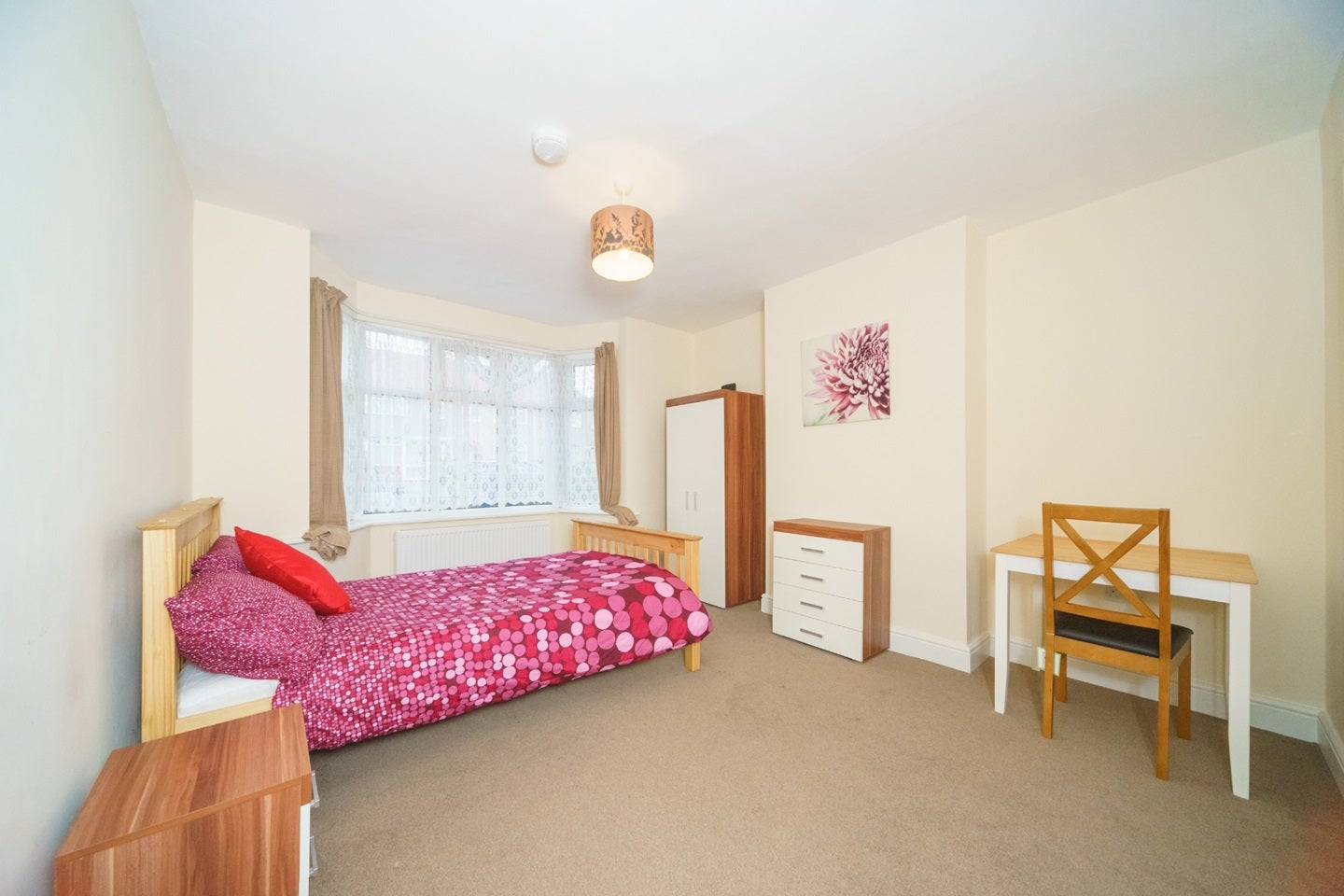 Room Cambridge Avenue in Greater London
