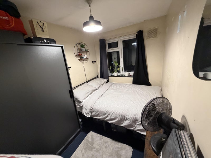 Room Robertson Street in Greater London