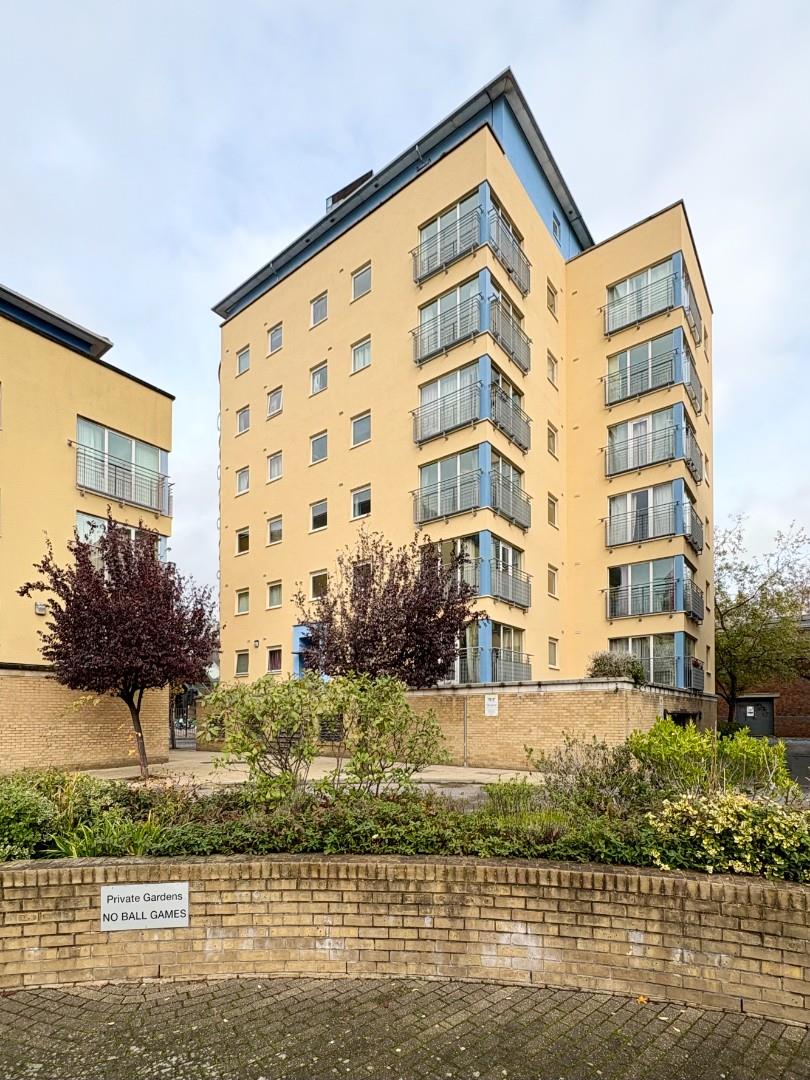 Flat Premiere Place in Greater London