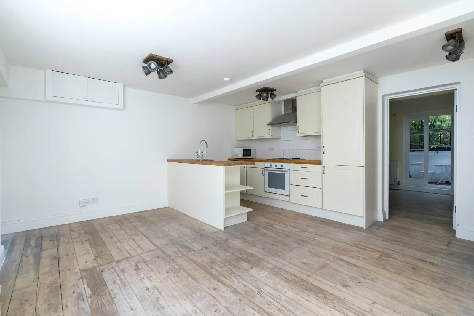 Flat Gloucester Crescent in Greater London