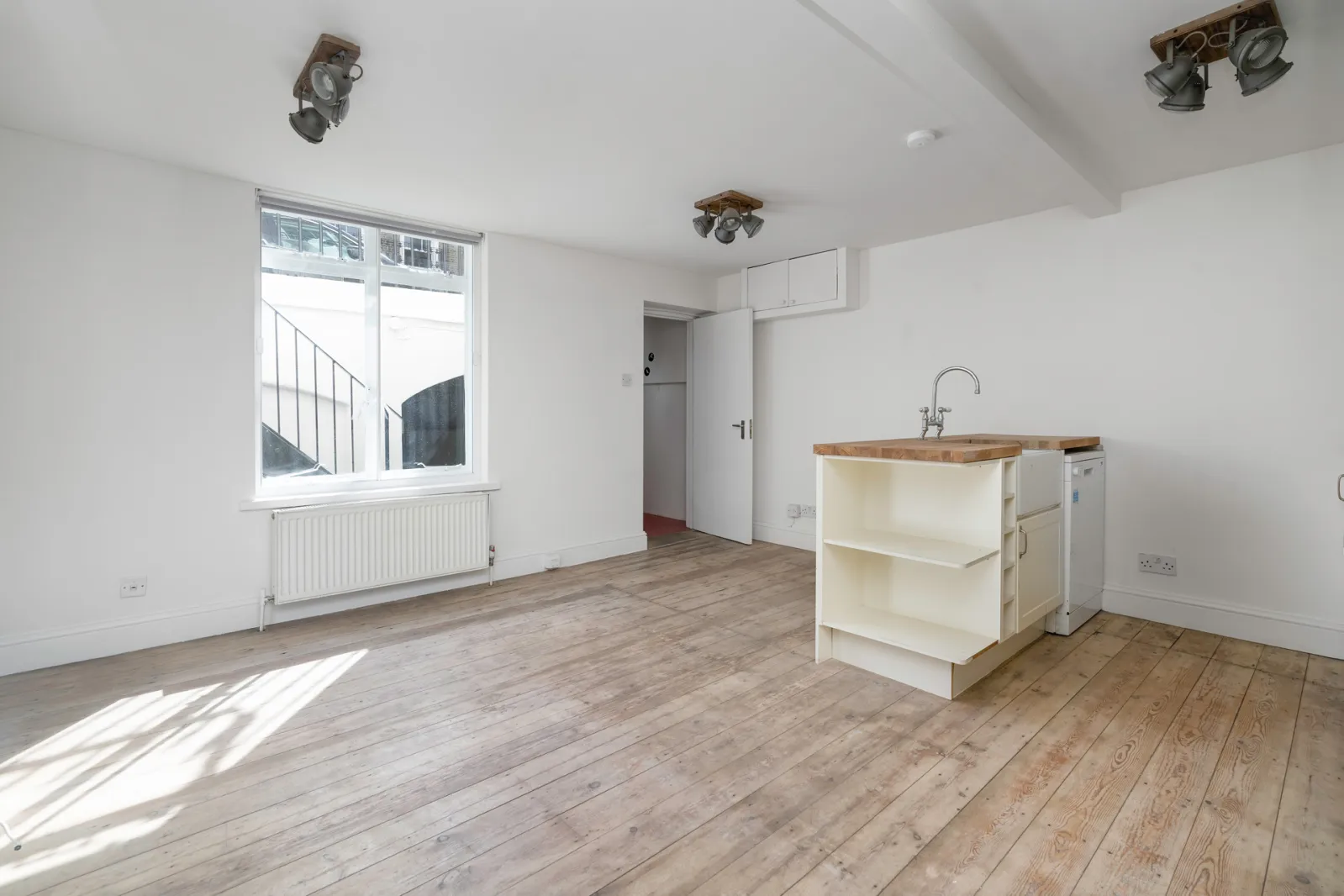 Flat Gloucester Crescent in Greater London