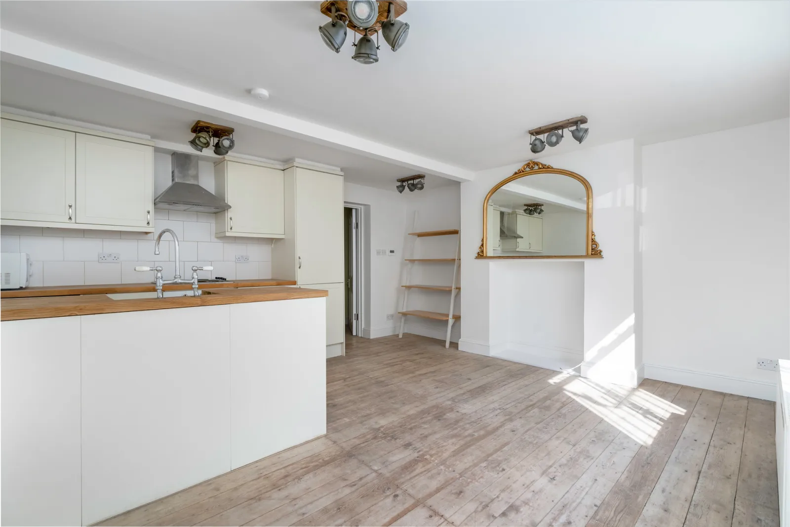 Flat Gloucester Crescent in Greater London