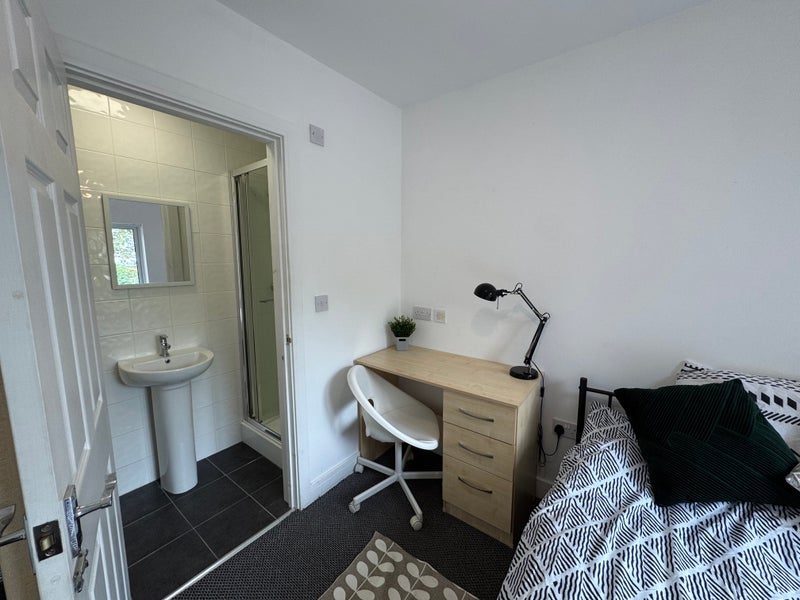 Room Gerard Avenue in Coventry