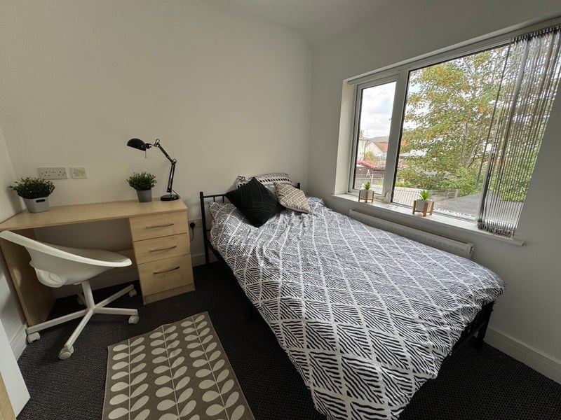 Room Gerard Avenue in Coventry