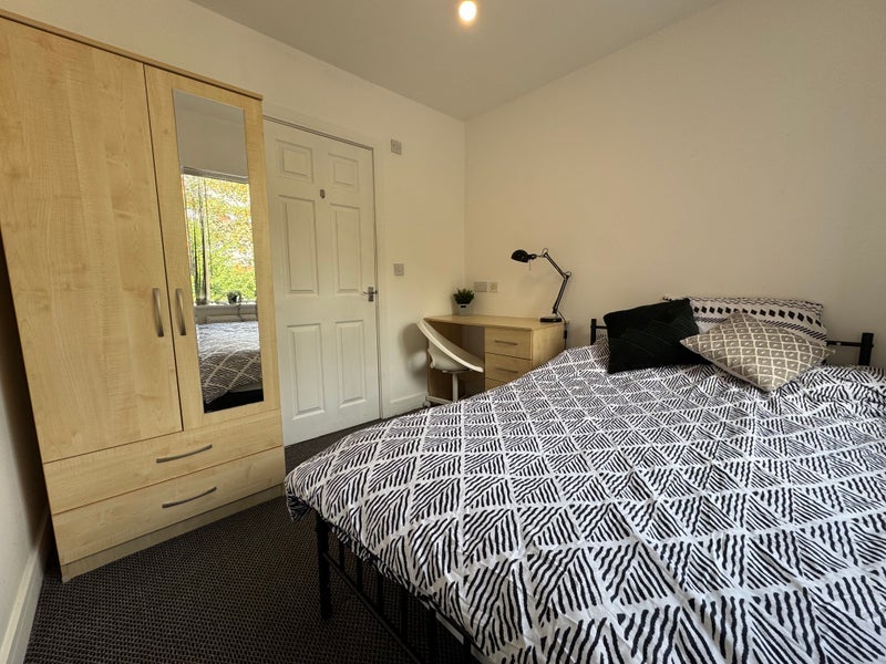 Room Gerard Avenue in Coventry