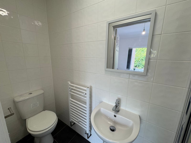 Room Gerard Avenue in Coventry