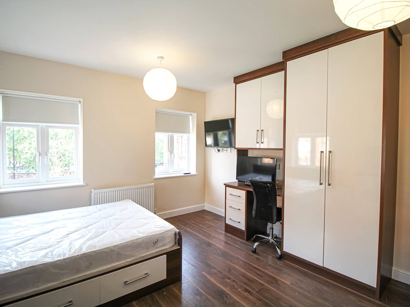 Room Clarendon Road in Leeds