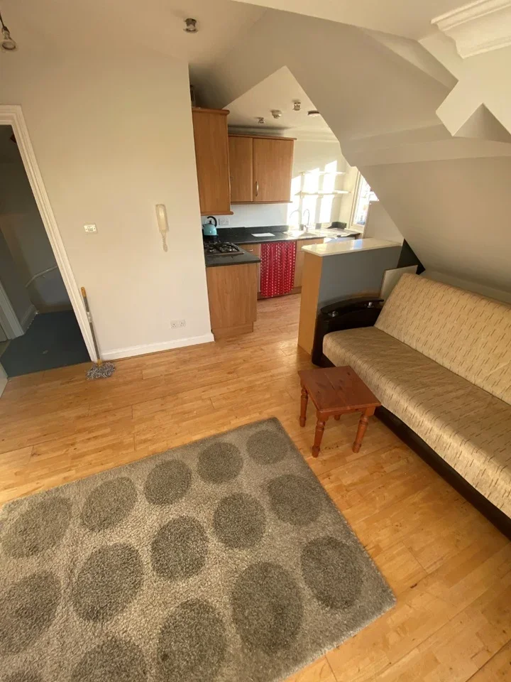 Flat Gunnersbury Avenue in Greater London