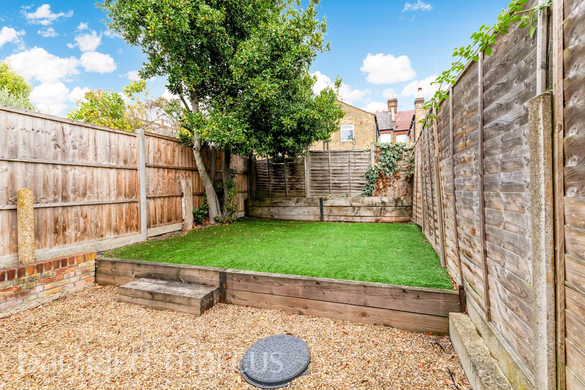 Flat Eastwood Street in Greater London