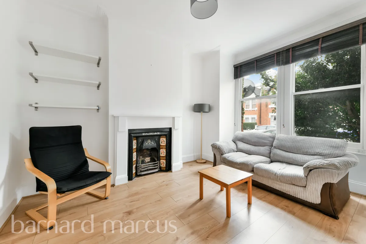Flat Eastwood Street in Greater London