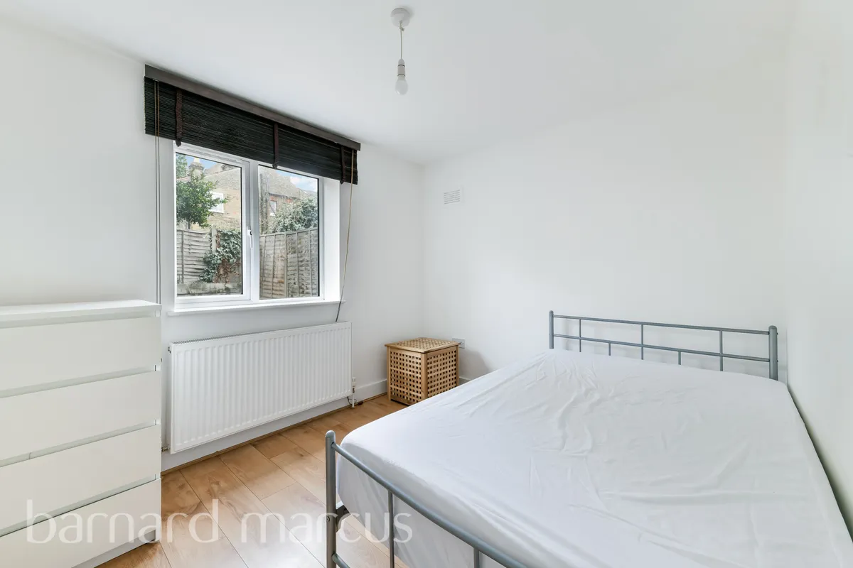 Flat Eastwood Street in Greater London