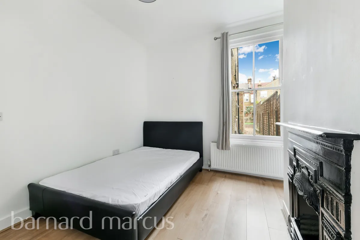Flat Eastwood Street in Greater London