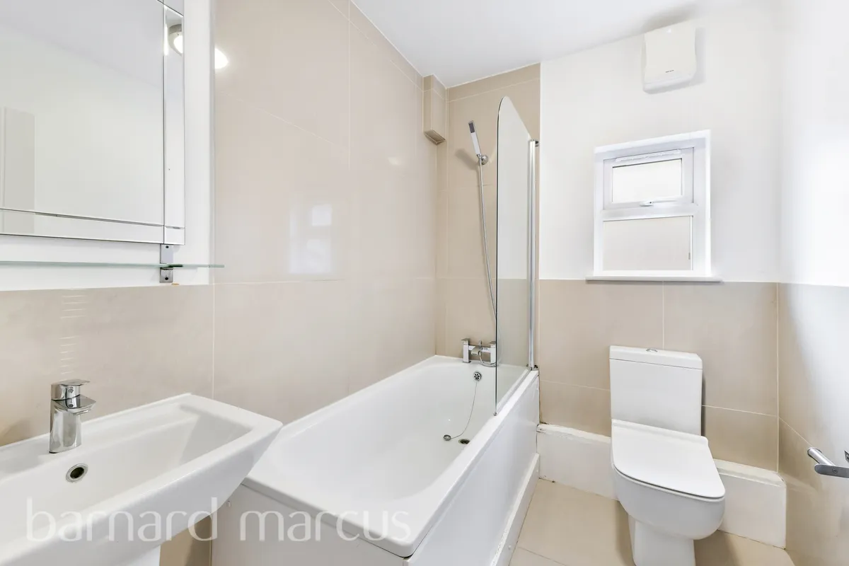 Flat Eastwood Street in Greater London