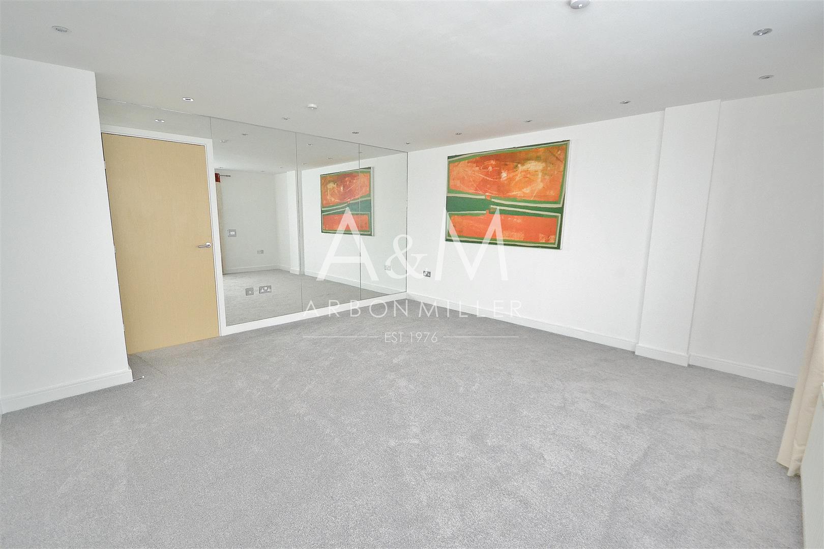 Room Fencepiece Road in Greater London