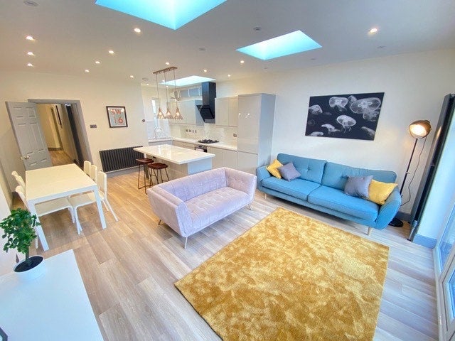 Room Arnold Road in Greater London