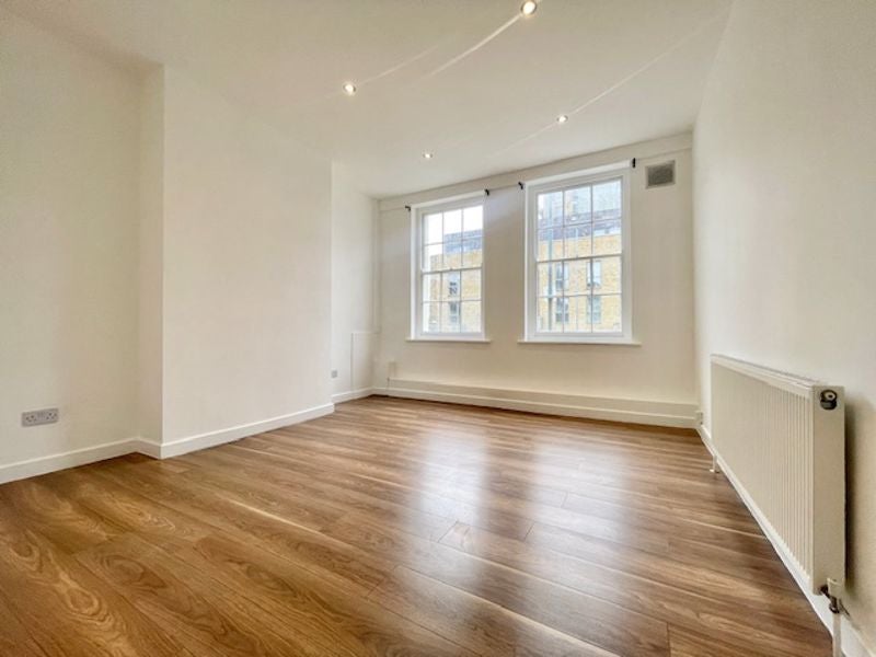 Flat Commercial Road in Greater London