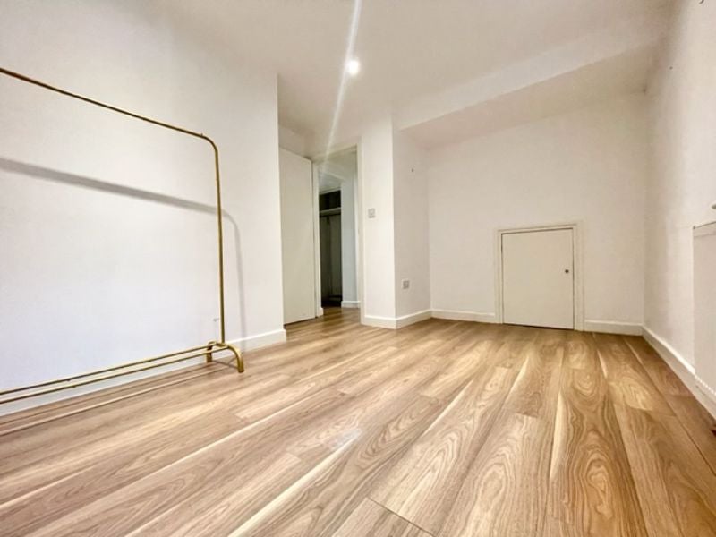 Flat Commercial Road in Greater London