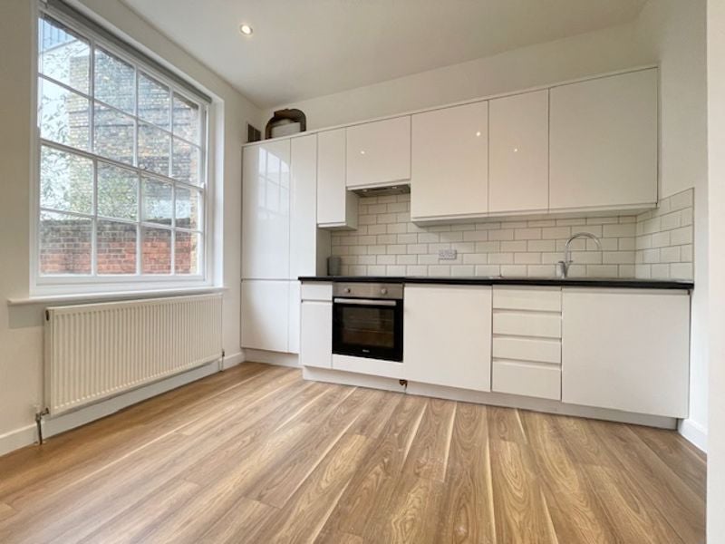 Flat Commercial Road in Greater London