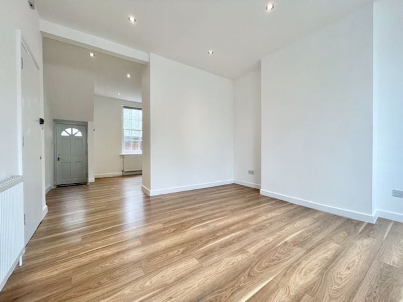 Flat Commercial Road in Greater London