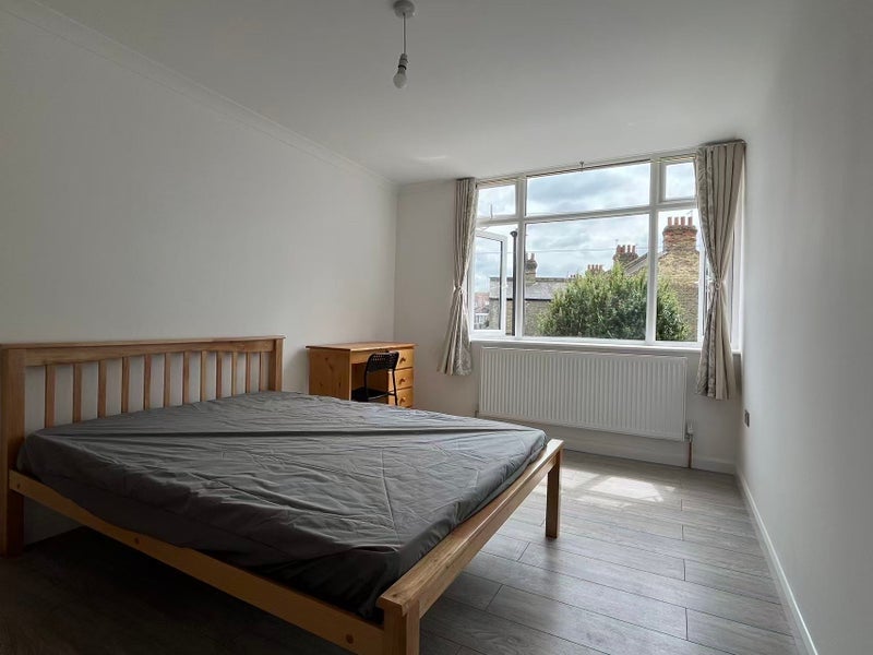 Room Winkfield Road in Greater London