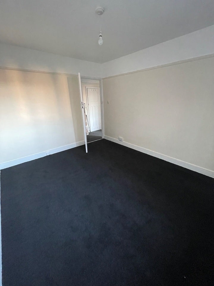 Flat Holmbury Court in Greater London