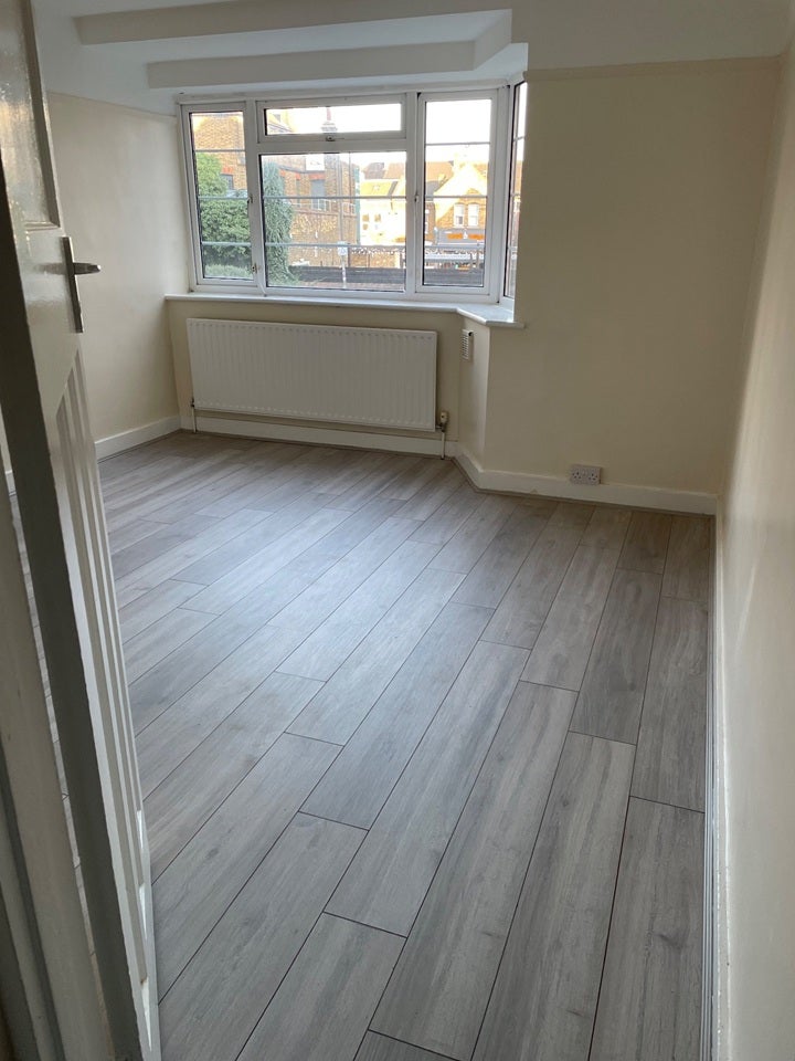 Flat Holmbury Court in Greater London