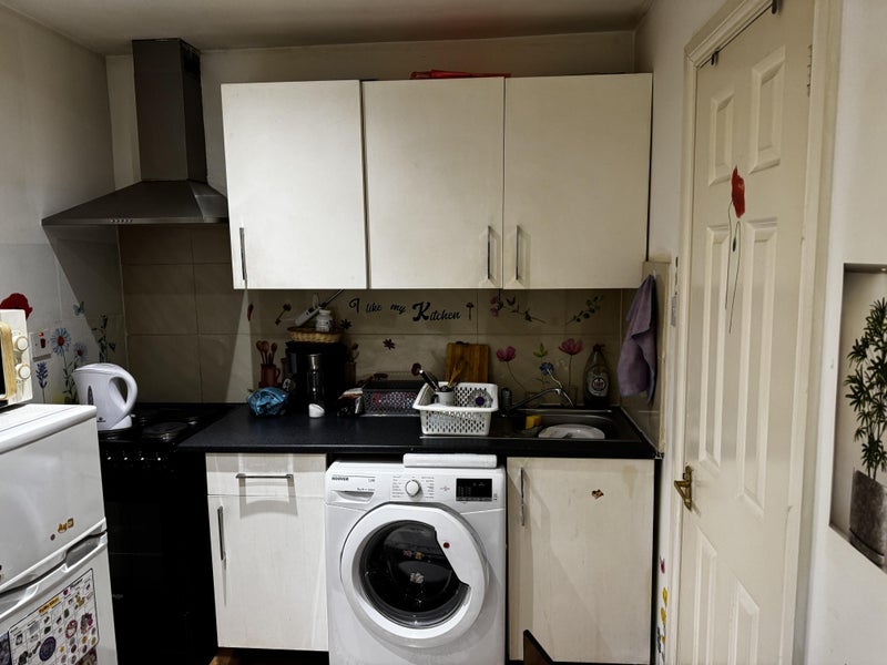 Room Rochfords Gardens in Slough