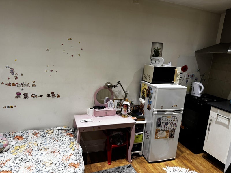 Room Rochfords Gardens in Slough