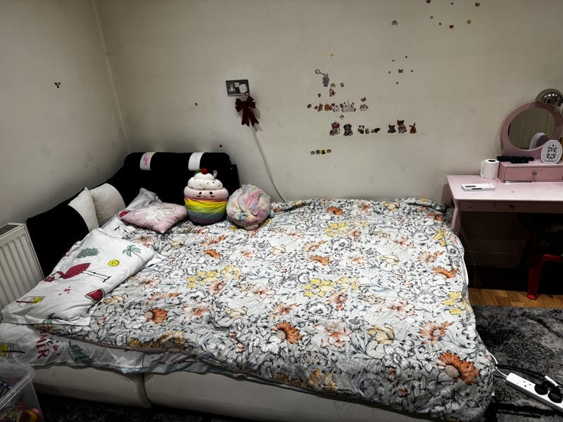 Room Rochfords Gardens in Slough