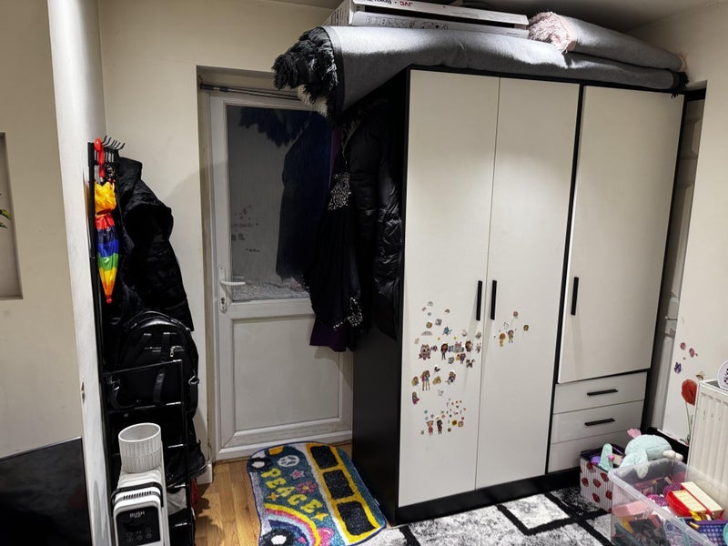 Room Rochfords Gardens in Slough