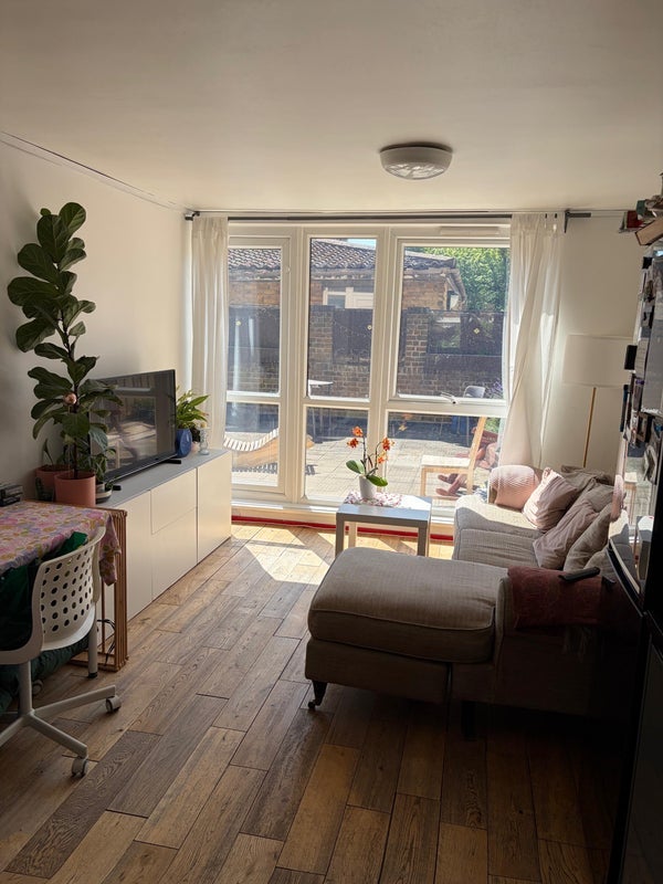 Room Cable Street in Greater London