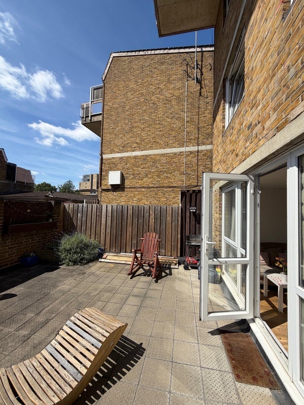 Room Cable Street in Greater London