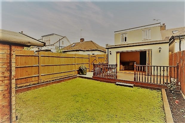 Room Pavilion Way in Greater London