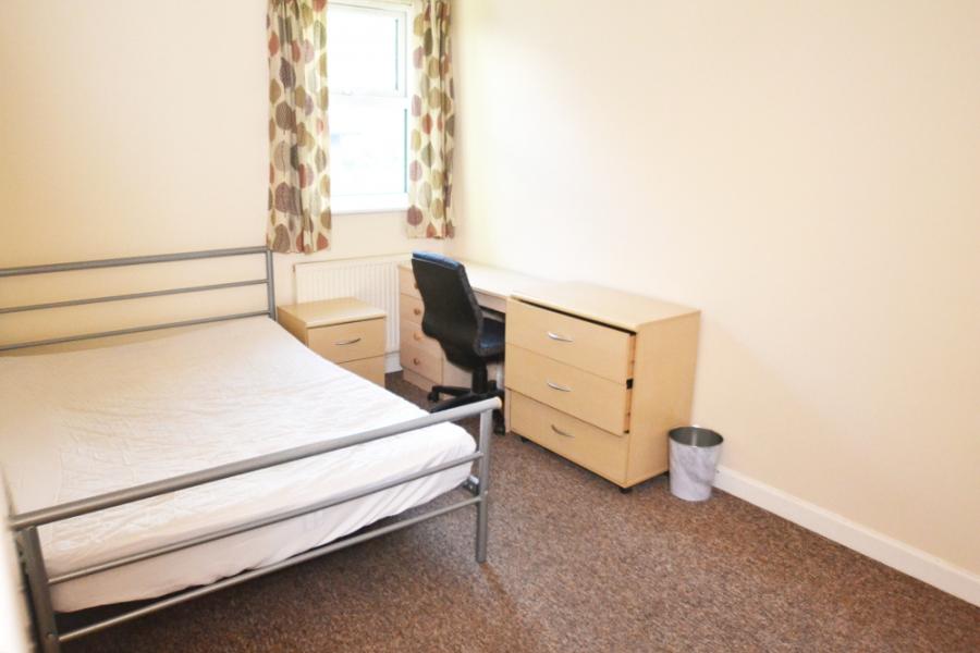 Room Birchfields Road in Manchester